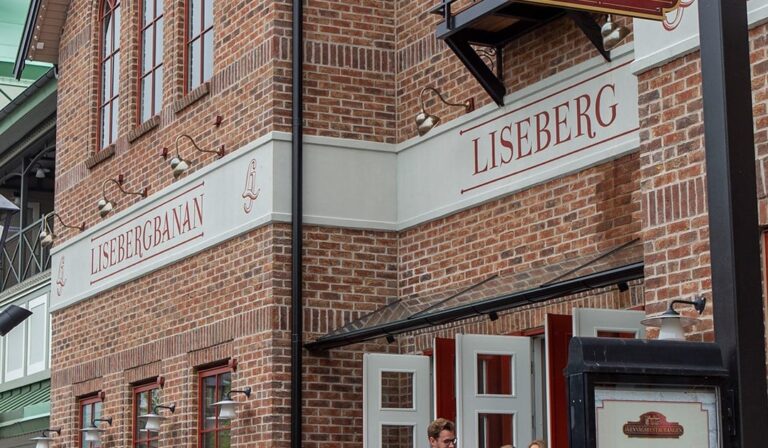 Liseberg i Göteborg: entrén till Lisebergbanan och Järnvägsrestaurangen