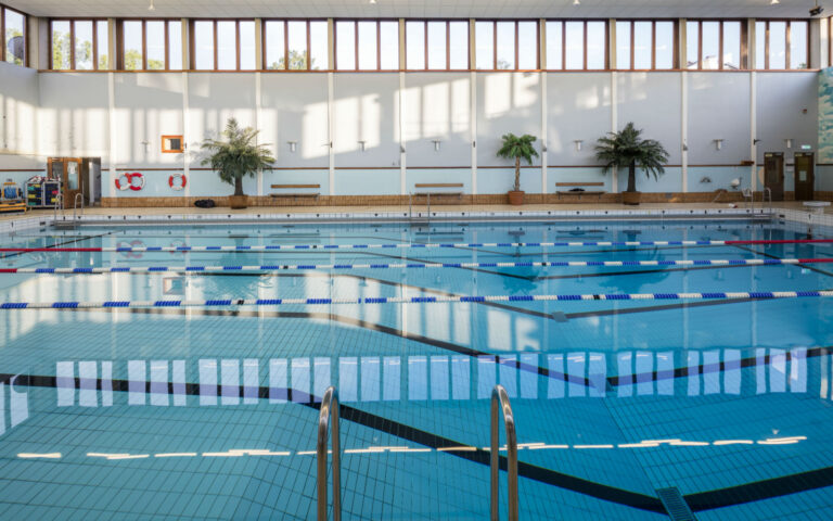 Västertorps simhall, 25-metersbassängen med simbanor och höga fönster